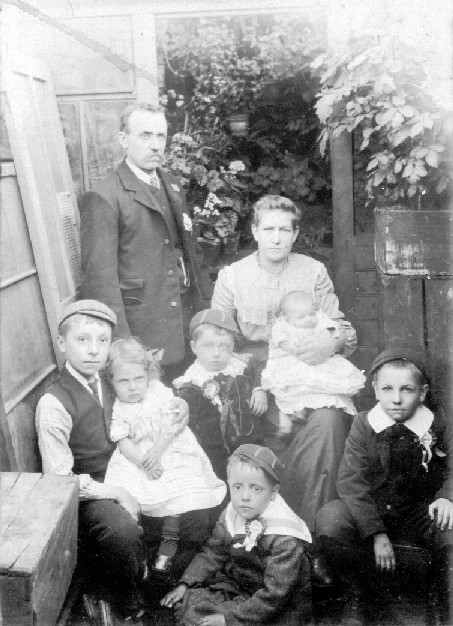 Photo of James, Martha and family
at Weaste